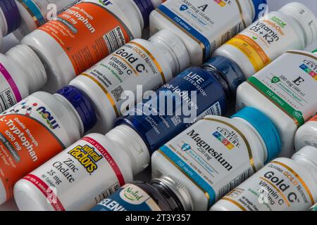 Vitamine, Mineralien und Mikronährstoffe aus iHerb. Viele verschiedene Gläser. Biologisch aktive Lebensmittelzusatzstoffe. Nahrungsergänzungsmittel online kaufen. Arzneimittel für die Gesundheit. Kiew, Ukraine – 13. Juli 2023. Stockfoto