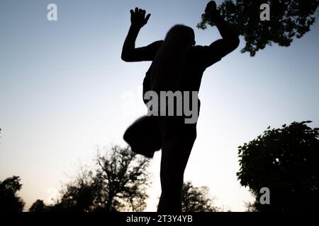 Zwei Jogginghosen, Sportschuhe im Schlepptau, bei einem abendlichen Park-Workout. Stockfoto