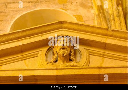 Kathedrale Von Murcia, Spanien. Steinschnitzerei, die den Kopf Jesu Christi darstellt. Dekoration oder Ornament in einer architektonischen Skulptur. Religiös und Catholi Stockfoto