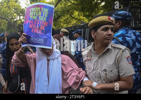 Neu-Delhi, Delhi, Indien. Oktober 2023. Indische Polizeikräfte verhaften einen Aktivisten während eines Protestes zur Unterstützung von Palästinensern in Gaza, während des Konflikts zwischen Israel und der Hamas in Neu-Delhi, Indien am 27. Oktober 2023. (Kreditbild: © Kabir Jhangiani/ZUMA Press Wire) NUR REDAKTIONELLE VERWENDUNG! Nicht für kommerzielle ZWECKE! Stockfoto