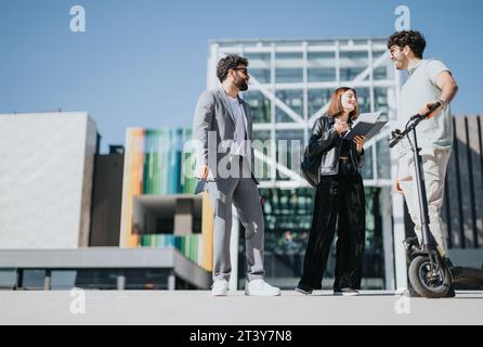 Das vielfältige Business Team diskutiert Strategie und Finanzplanung in einer wettbewerbsfähigen Stadt. Ziel: Wachstum und Erfolg. Stockfoto