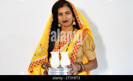 Frau posiert glücklich während eines Festivals Puja Thali. Frau, die auf die Kamera blickt, mit einem Lächeln im Gesicht - Diwali Karwa Chauth Festival Stockfoto