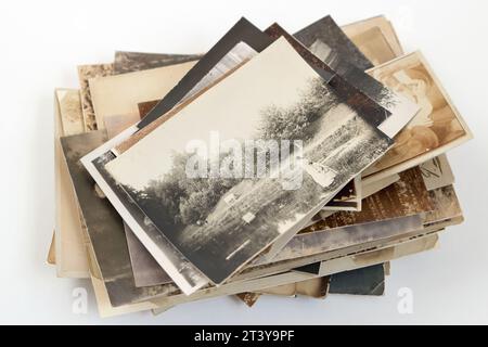 Stapel von Vintage-Fotos auf weißem Hintergrund Stockfoto