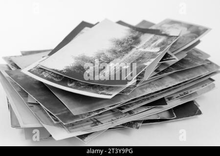 Stapel von Vintage-Fotos in Schwarz-weiß Stockfoto