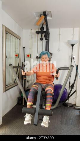 Eine fitte Seniorin über 60 trainiert im Fitnessstudio Stockfoto