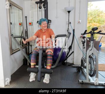 Eine fitte Seniorin über 60 trainiert im Fitnessstudio Stockfoto