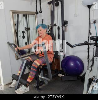 Eine fitte Seniorin über 60 trainiert im Fitnessstudio Stockfoto