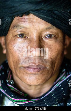Porträt eines Mannes aus dem Stamm der Adi in seiner traditionellen Kleidung und Kopfbedeckung, assam, unweit von Pasighat im Nordosten indiens Stockfoto