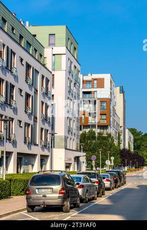 Warschau, Polen - 25. Juli 2021: Moderne Wohnhäuser in der Zaryna-Straße im Mokotow-Wohnviertel von Warschau Stockfoto