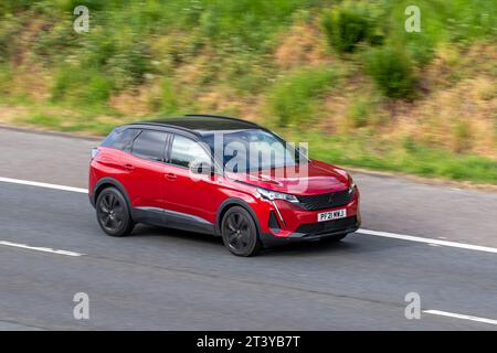 2021 Peugeot 3008 GT Prem P-Tech S/S A Puretech 180 EAT8 Auto Start/Stopp Red Car SUV Benzinmotor 1598 ccm auf der Autobahn M6 im Großraum Manchester, Großbritannien Stockfoto