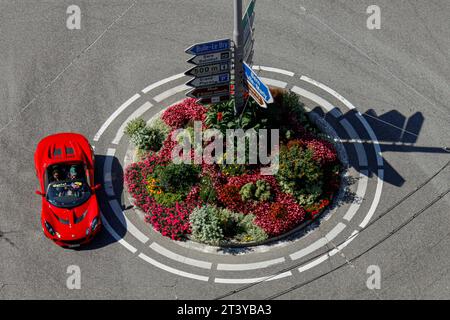 Blumiger Kreisverkehr und Sportwagen in Freiburg, Schweiz Stockfoto