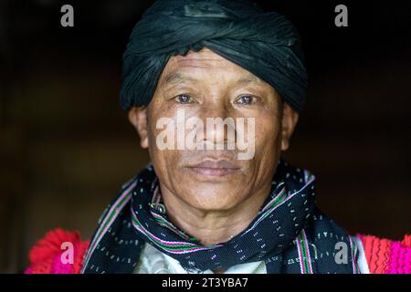 Porträt eines Mannes aus dem adi-Stamm in seiner traditionellen adi-Kleidung in assam, nicht weit von Pasighat im Nordosten indiens Stockfoto