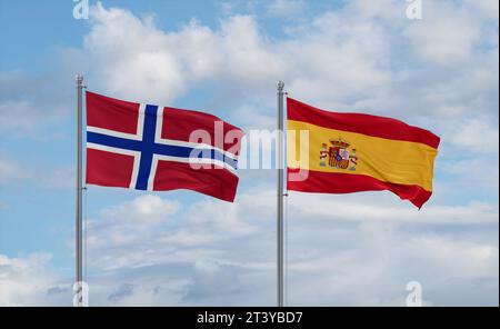 Spanische und norwegische Flaggen winken zusammen im Wind auf blauem bewölktem Himmel, zwei Länder-Beziehungskonzept Stockfoto