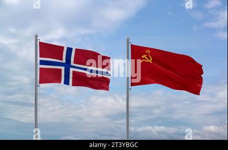 Die Fahnen der Sowjetunion oder UdSSR und Norwegen winken zusammen im Wind auf blauem bewölktem Himmel, zwei Länder-Beziehungskonzept Stockfoto