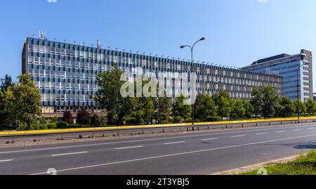 Warschau, Polen - 25. Juli 2021: Fakultät für Bauingenieurwesen Wydzial Inzynierii Ladowej von der Technischen Universität für Polytechnische Technik in der Wawelska Straße Stockfoto