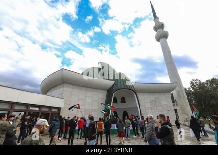 Zagreb, Kroatien. Oktober 2023. Am 27. Oktober 2023 nehmen Menschen an Protesten zur Unterstützung der Palästinenser in Gaza vor dem Islamischen Zentrum in Zagreb, Kroatien, Teil. Foto: Robert Anic/PIXSELL Credit: Pixsell/Alamy Live News Stockfoto