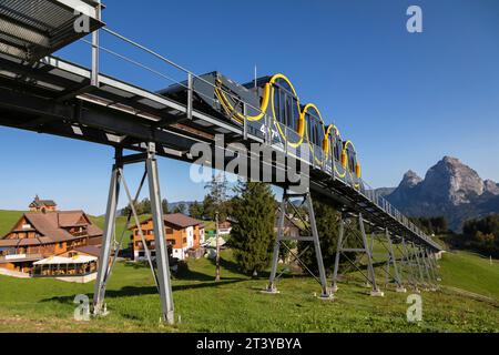 Die Stoosbahn, die steilste Standseilbahn der Welt. Die Fahrt von Schwyz nach Stoos dauert zwischen 4 und 7 Minuten. Dabei ist der Stoosb Stockfoto