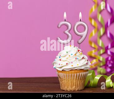Geburtstagskuchen Mit Kerzennummer 39 - Auf Rosafarbenem Hintergrund. Stockfoto