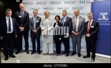 Melbourne, Australien. Oktober 2023. Botschafter Belgiens in Australien Michel Goffin, Associate Professor - Ohrchirurg, Jean Marc Gerard, Prinzessin Astrid von Belgien und wallonischer Vizepräsident Willy Borsus posieren für Fotografen während eines Besuchs im Royal Victorian Eye and Ear Hospital während der belgischen Wirtschaftsmission im Commonwealth of Australia, in Melbourne, Freitag, 27. Oktober 2023. Eine belgische Delegation befindet sich vom 19. Bis 28. Oktober 2023 auf einer zehntägigen Wirtschaftsmission in Australien. BELGA FOTO BENOIT DOPPAGNE Credit: Belga News Agency/Alamy Live News Stockfoto