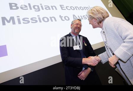 Melbourne, Australien. Oktober 2023. Jean Marc Gerard, Leiter der Otologischen Abteilung, erhält von Prinzessin Astrid von Belgien nach einem Besuch des Royal Victorian Eye and Ear Hospital während der belgischen Wirtschaftsmission im Commonwealth of Australia, Freitag, den 27. Oktober 2023, in Melbourne eine Auszeichnung. Eine belgische Delegation befindet sich vom 19. Bis 28. Oktober 2023 auf einer zehntägigen Wirtschaftsmission in Australien. BELGA FOTO BENOIT DOPPAGNE Credit: Belga News Agency/Alamy Live News Stockfoto