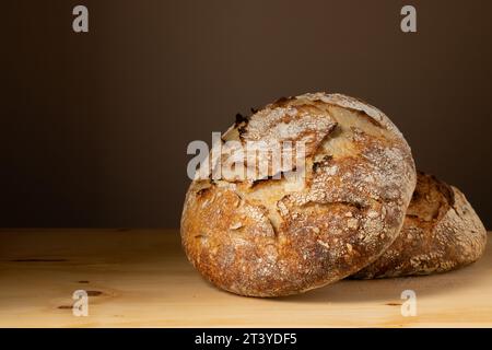 Zwei Tafeln Sauerteig liegen auf dem Tisch mit viel Platz zum Schreiben von Text. Stockfoto