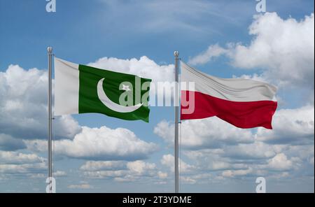 Polen- und Pakistan-Flaggen, die zusammen im Wind auf blauem bewölktem Himmel winken, zwei Länder-Beziehungskonzept Stockfoto