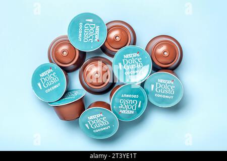 Oktober 2023, Mailand, Italien Set von Nescafe Dolce Gusto Kaffeekapseln isoliert auf blauem Hintergrund Stockfoto
