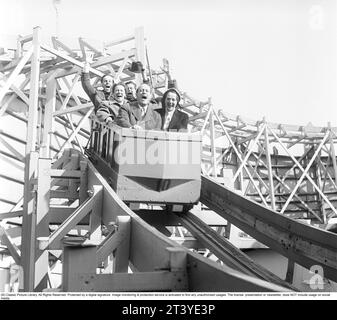 Vergnügungspark in den 1950er Jahren Egal, ob alt oder jung, in der Achterbahn zu fahren, macht Sie glücklich. Eine Gruppe von Erwachsenen und Senioren, die auf der Achterbahn gesehen wurden. Schweden 1950. Kristoffersson Ref. AY57-3 Stockfoto