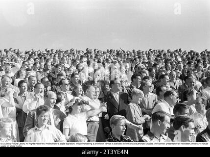 In den 1950er Jahren Der Stand ist voll von Menschen, die ein laufendes Fußballspiel in einem Freiluftstadion in Stockholm, Schweden 1953, beobachten. Kristoffersson Ref. 1-41-1 Stockfoto