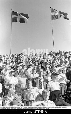 In den 1950er Jahren Der Stand ist voll von Menschen, die ein laufendes Fußballspiel in einem Freiluftstadion in Stockholm, Schweden 1953, beobachten. Kristoffersson Ref. 1-41-1 Stockfoto