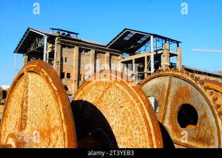 TANGSHAN - 4. NOVEMBER: Die Getriebesysteme und verlassenen Fabriken in der Zementfabrik Qixin am 4. november 2013 in der Stadt tangshan, Provinz hebei, China. Stockfoto