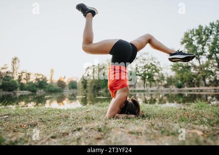 Frau Training gemeinsam im Naturpark für einen aktiven und gesunden Lebensstil Stockfoto