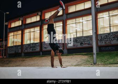 Cardio am Abend: Fitness-Motivation für aktive Paare in Naturparkumgebung Stockfoto