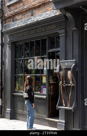 Souvenirläden im Shambles York Yorkshire England Stockfoto