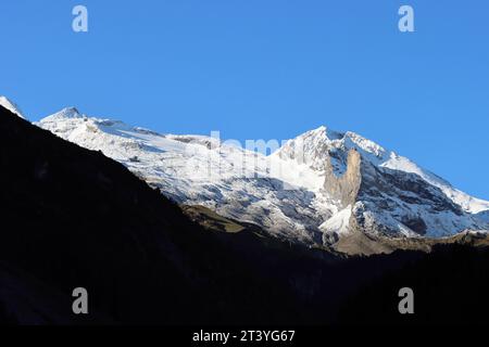 Schneebedeckte Berggipfel leuchten in der Morgensonne, Hinterux-Gletscher, Kopierraum Stockfoto