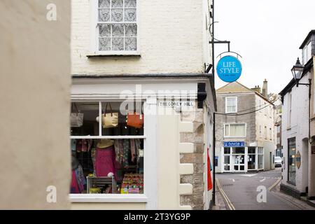 Mevagissey in Cornwall Serie - Blick auf die Straße von Tregony Hill mit Bekleidungsgeschäft Stockfoto