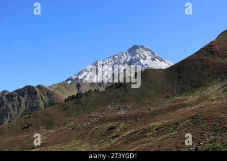 Wunderschöner Blick auf die Ahornspitze mit feinem Schnee, Tirol, Mayrhofen Stockfoto