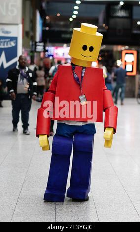 Eine Person, die während der MCM Comic Con im Excel London im Osten Londons als Lego-Mann gekleidet war. Bilddatum: Freitag, 27. Oktober 2023. Stockfoto