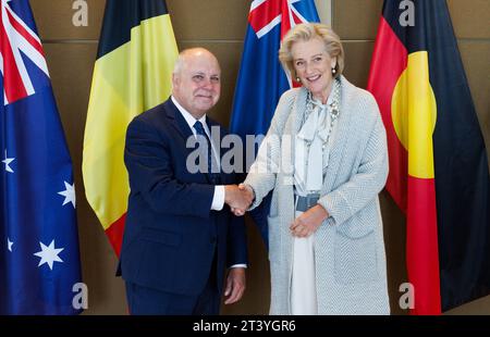 Melbourne, Australien. Oktober 2023. Schatzmeister von Victoria, Minister für Wirtschaftswachstum Tim Pallas und Prinzessin Astrid von Belgien, Foto vor einem Höflichkeitsanruf im Investitionszentrum Victoria während der belgischen Wirtschaftsmission im Commonwealth von Australien, Freitag, den 27. Oktober 2023, in Melbourne. Eine belgische Delegation befindet sich vom 19. Bis 28. Oktober 2023 auf einer zehntägigen Wirtschaftsmission in Australien. BELGA FOTO BENOIT DOPPAGNE Credit: Belga News Agency/Alamy Live News Stockfoto