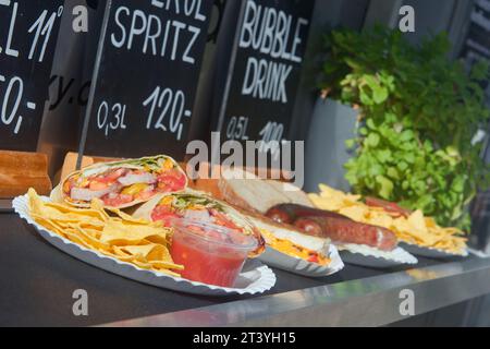 Gerichte mit frischen Speisen für Besucher des traditionellen Food Truck Festivals in Karlin Stockfoto