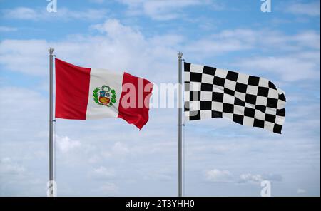 Karierte Rennen und peruanische Flaggen, die zusammen auf blauem bewölktem Himmel winken, zwei Länder-Beziehungskonzept Stockfoto