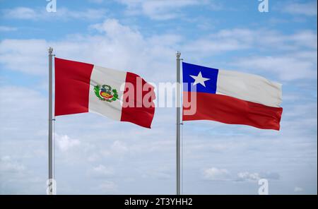 Chile- und Peru-Flaggen schwenken zusammen auf blauem bewölktem Himmel, zwei Länder-Beziehungskonzept Stockfoto