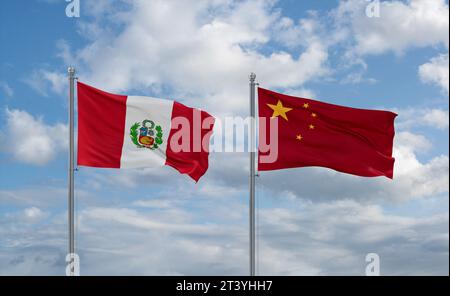 China- und Peru-Flaggen schwenken zusammen auf blauem bewölktem Himmel, zwei Länder-Beziehungskonzept Stockfoto