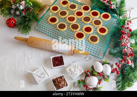 Marmelade und Zutaten für die Zubereitung von Weihnachtskeksen. Stockfoto