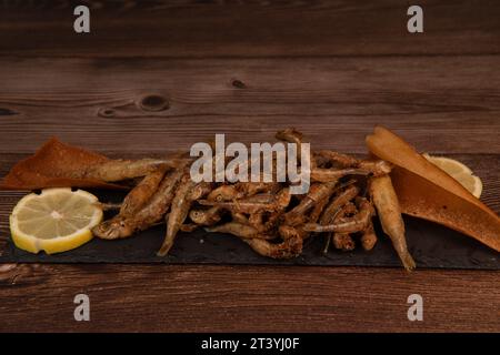 FRITTIERTE MEERESFRÜCHTE, REZEPT FÜR FISCH, GEROCHEN UND GEBRATENE PITA, ZITRONE Stockfoto