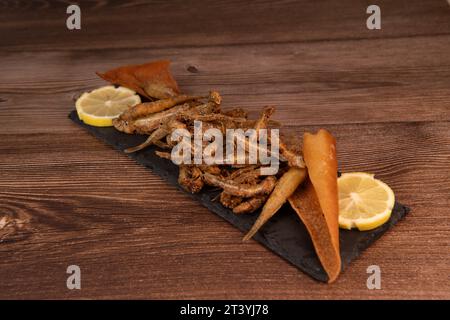 FRITTIERTE MEERESFRÜCHTE, REZEPT FÜR FISCH, GEROCHEN UND GEBRATENE PITA, ZITRONE Stockfoto