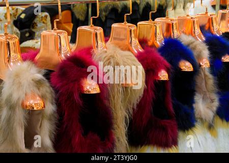 STADT TANGSHAN - 16. NOVEMBER: Die feine Pelzkleidung auf Kleiderbügeln in einem Geschäft, am 16. november 2013, Stadt tangshan, Provinz hebei, China. Stockfoto