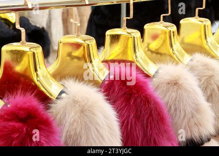 STADT TANGSHAN - 16. NOVEMBER: Die feine Pelzkleidung auf Kleiderbügeln in einem Geschäft, am 16. november 2013, Stadt tangshan, Provinz hebei, China. Stockfoto