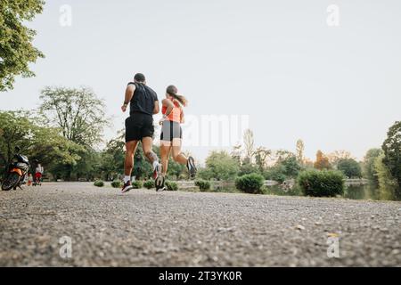 Gemeinsam laufen im Naturpark: Ein aktives Nachmittagstraining für motivierte Athleten Stockfoto