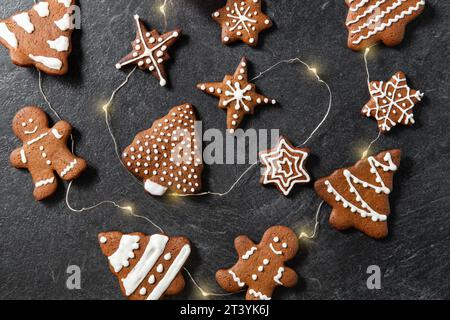 Nahaufnahme von eiskalten Lebkuchen und Kranzlichtern Stockfoto